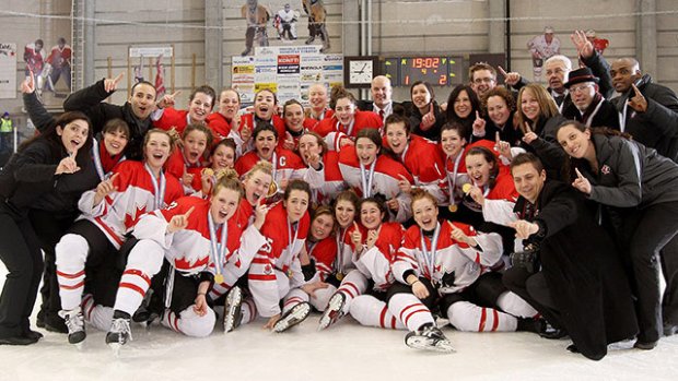 2013_wwu18c_jan05_gold_celeb_team_photo_640original_139628