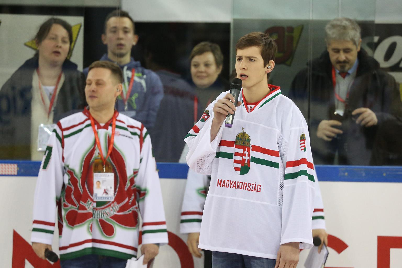 Horvath Laszlo enekel Arena