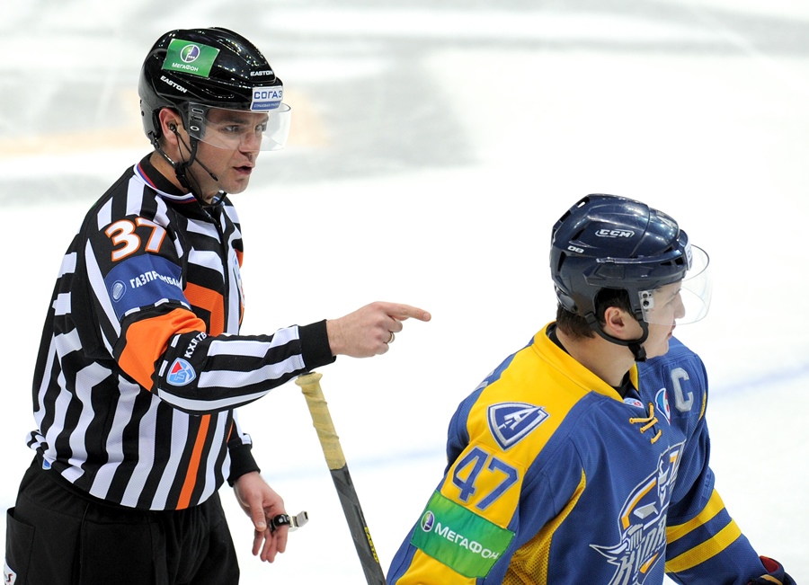 17.01.14. ????????? ??? ?????? 2013/14. «??????» (?????????? ???????) - «??????» (??????). ?????????? ??????, ??????? ??????.|17.01.14. KHL Championship 2013/14. Atlant (Moscow region) - Dinamo (Moscow).Konstantin Olenin, Alexei Petrov.