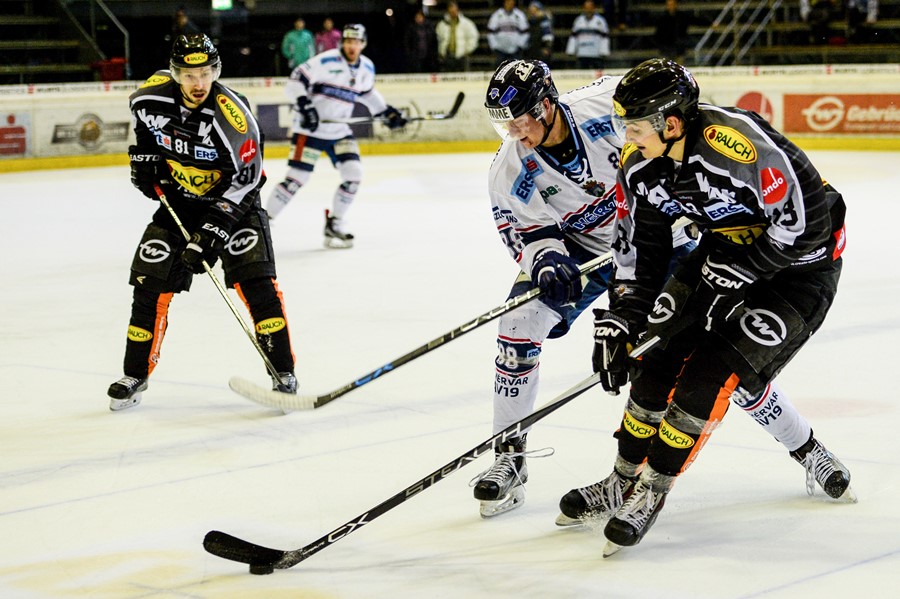 DORNBIRN,AUSTRIA,06.DEC.15 - ICE HOCKEY - EBEL, Erste Bank Eishockey Liga, Dornbirner EC vs Fehervar Alba Volan 19. Image shows Robert Lembacher (Dornbirn), Tamas Robert Sarpatki (Alba Volan) and Oliver Achermann (Dornbirn). Photo: GEPA pictures/ Oliver Lerch