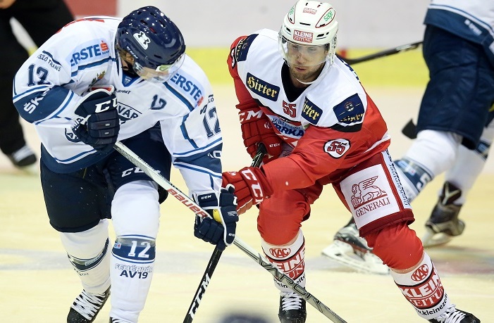 KLAGENFURT,AUSTRIA,16.SEP.16 - ICE HOCKEY - EBEL, Erste Bank Eishockey Liga, KAC Klagenfurt vs Fehervar Alba Volan 19. Image shows Adam Courchaine (Alba Volan) and Mitja Robar (KAC). Photo: GEPA pictures/ Daniel Goetzhaber