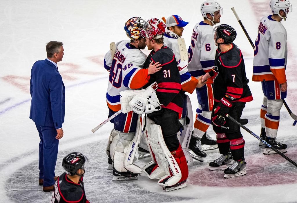 canes_isles_handshake